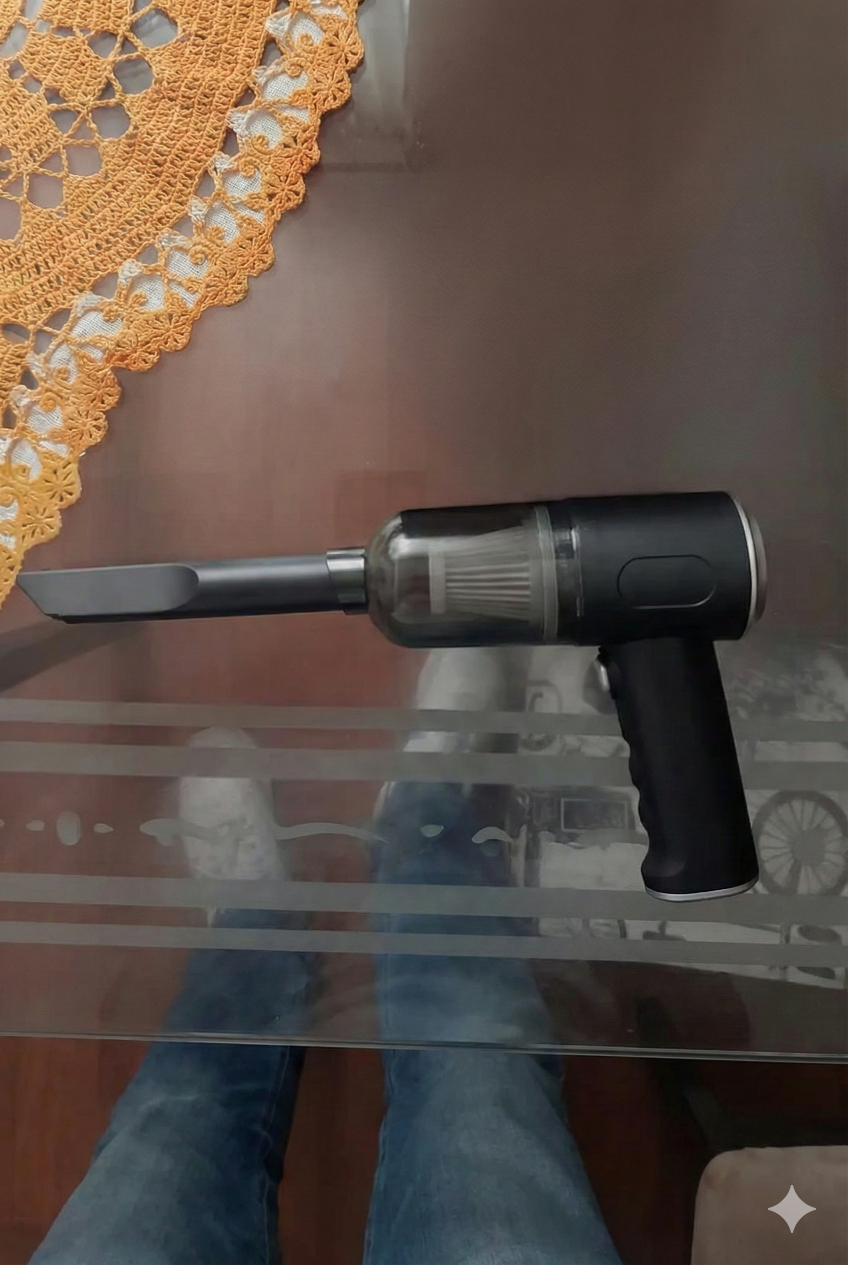 Aspiradora sobre mesa de vidrio